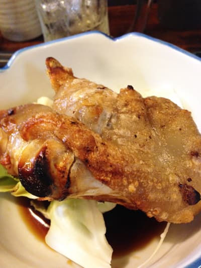 やきとり たぬき - 焼き豚足。丁度良い塩梅の柔らかさに下ごしらえした豚足を万遍なく香ばしく焼いてます。