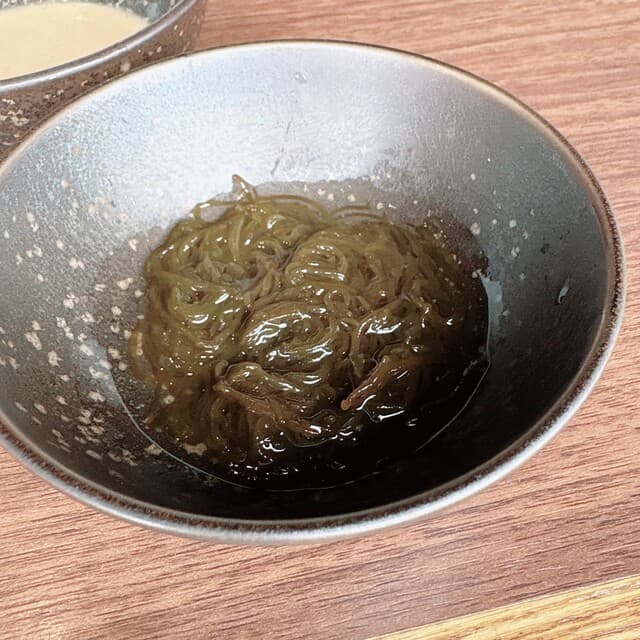 琉球BBQ Blue - モズクの味付けが甘さが控えめで酸味が強くて、新鮮な印象でした。