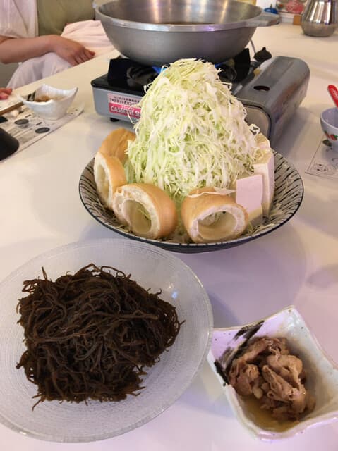 あぐー豚しゃぶしゃぶ専門店 オーシャンBoo！ - 山盛りキャベツ、もずく