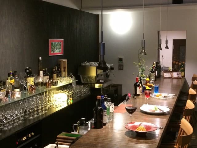 常春 - 道産の木材を基調としたシックで居心地のよい店内。ゆったり料理とドリンクのマリアージュを楽しめます