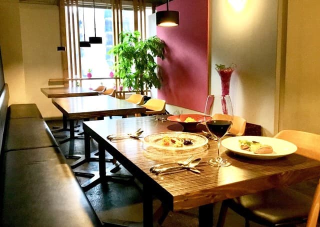 常春 - 女子会、デート、接待と広く喜ばれる店内。時間が過ぎるのを忘れる方が大半です
