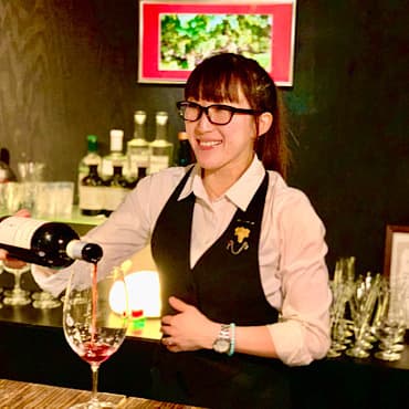 常春 - 女性ならではの寄り添うようなペアリング。ワイン初心者の方も、こだわりのある方も親しみやすくワインとペアリングの世界を楽しませてくれるソムリエールです。日本ソムリエ協会へのお手伝いも積極的な彼女は学びの姿勢も決して忘れません