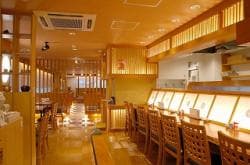 とんかつ武蔵 - 店内入ってすぐに広々としたカウンター、お一人様でも気軽にご利用いただけます。