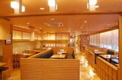 とんかつ武蔵 - 広々とした店内。総客席９０席、大人数でもお楽しみいただけます。