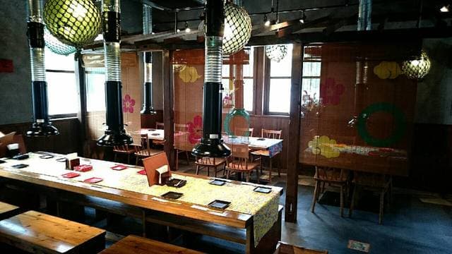 琉球焼肉NAKAMA - 古民家調の店内