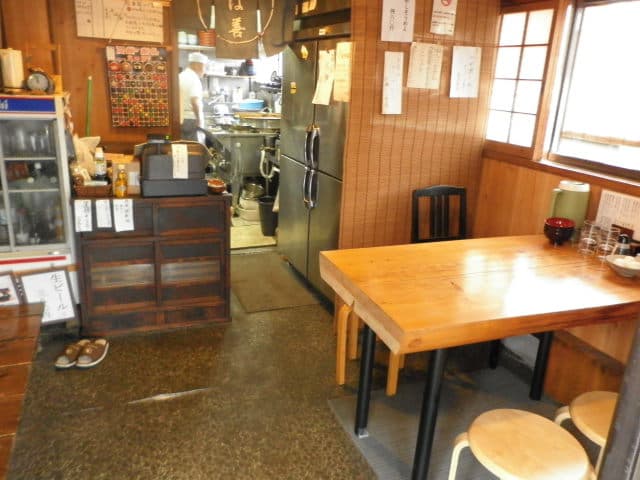 そば善 - お店に入ってすぐ右側に4人掛けテーブル