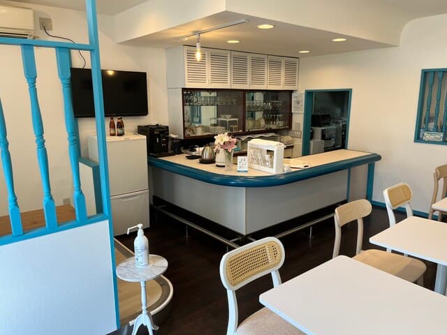 Cafe KA NOA - 白をベースにアクセントのターコイズブルーで明るく爽やかな印象の店内