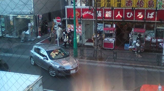 テジョンデ - 店内から大久保通りを見下ろす（昼間）