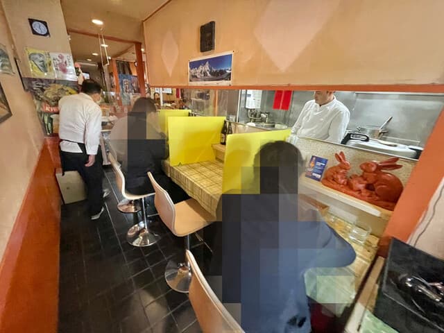 マハール - お店入り口付近からカウンター席。奥はテーブル席
