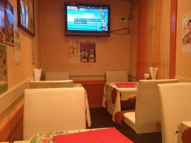 マハール - 店内奥＆テレビ