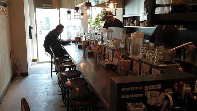 双麺 - 双麺 門前仲町店 オサレな店内 後ろ側にテーブル席があります