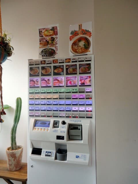 双麺 - ミョーに清潔感？のある券売機。