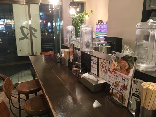 双麺 - ラーメン屋さんぽくないオシャレな内装。