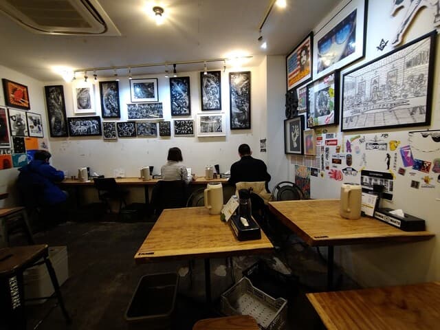 麺尊 RAGE - 店内は広々です。
