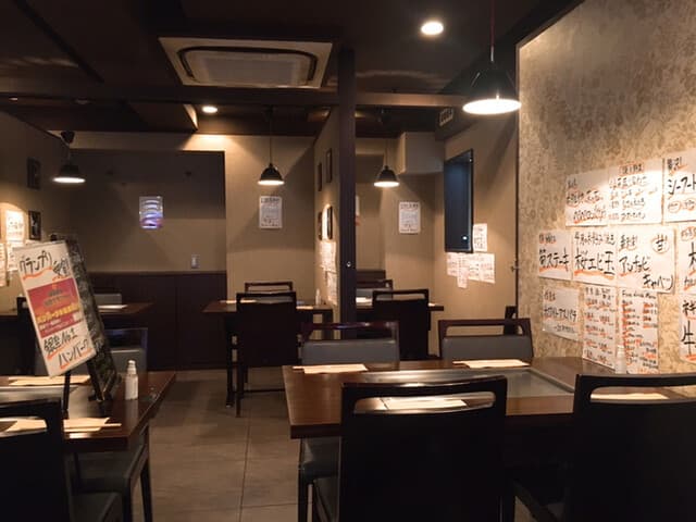 鉄板処 めぐろ - 落ち着いた店内