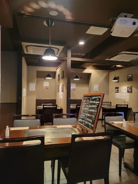 鉄板処 めぐろ - 店内