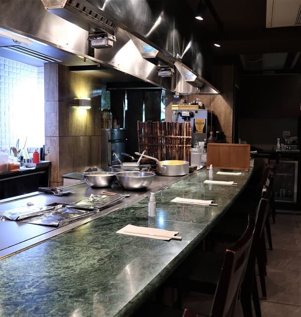 鉄板処 めぐろ - 店内