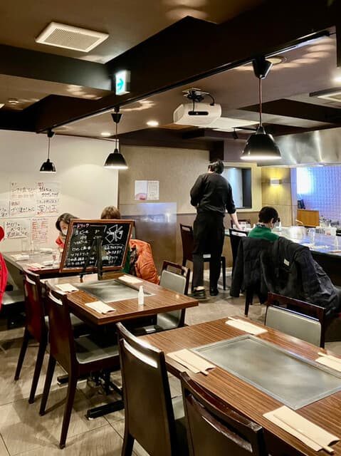 鉄板処 めぐろ - 店内
