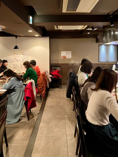 鉄板処 めぐろ - 女性客が多い店内