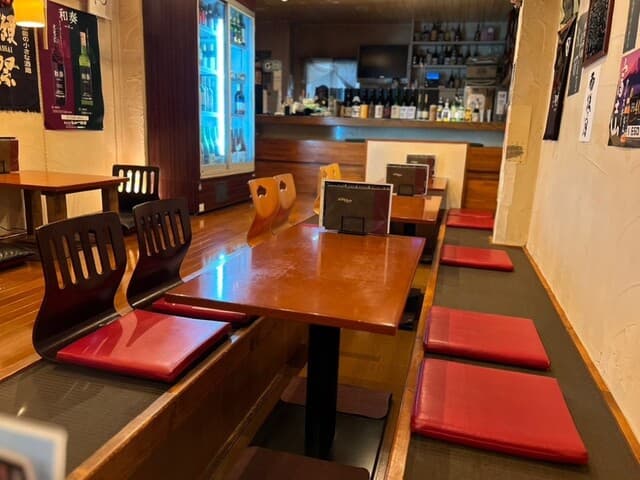 小料理 哲  - 掘り炬燵テーブルとカウンター席のある店内