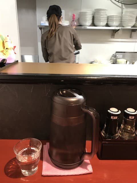 鶏そば専門店 らーめんえびす - チャーシューをカットしてる後ろ姿
