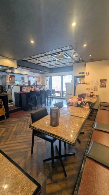 鶏そば専門店 らーめんえびす - カウンターL字11席、4人テーブル×3
