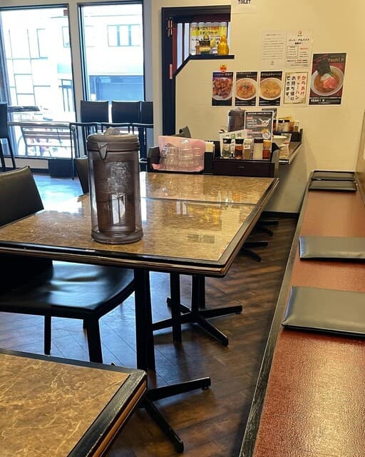 鶏そば専門店 らーめんえびす - テーブル席もあり、ファミリーでも楽しめる