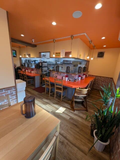 鶏そば・から揚げ専門店らーめんえびす - カウンター7席、4人テーブル×2