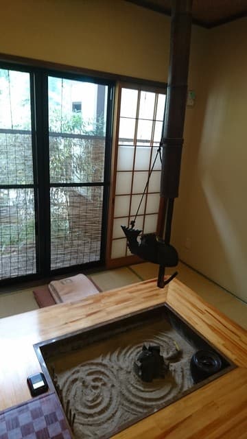 ごきげんさん - 個室に入って囲炉裏を囲み食事ができます。