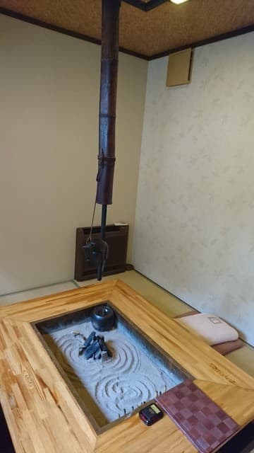 ごきげんさん - 個室に入って囲炉裏を囲み食事ができます。