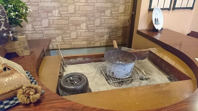 ごきげんさん - 個室に入って囲炉裏を囲み食事ができます。