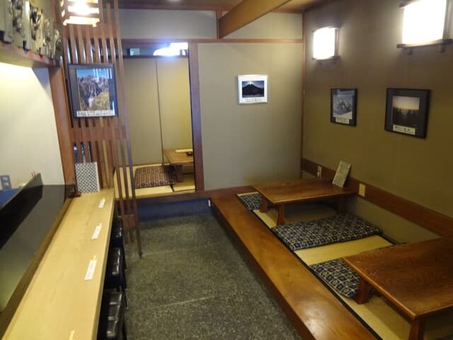 すし善 - 店内