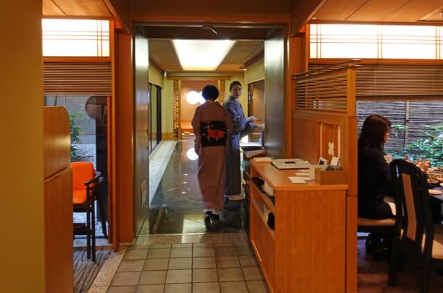 螢 - スタッフはお着物で〜♬
