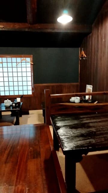 六傳屋 - 2階席には靴を脱いで階段を上がります♫