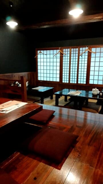 六傳屋 - 畳のテーブル席はちょっと狭いけど‥