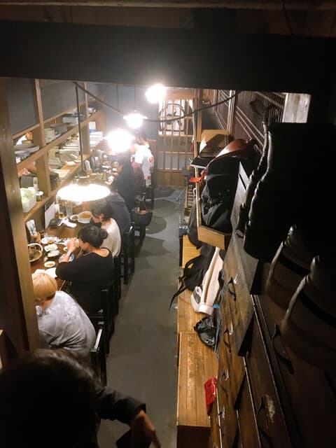 六傳屋 - ２階に行く前にカウンターを上空シャン