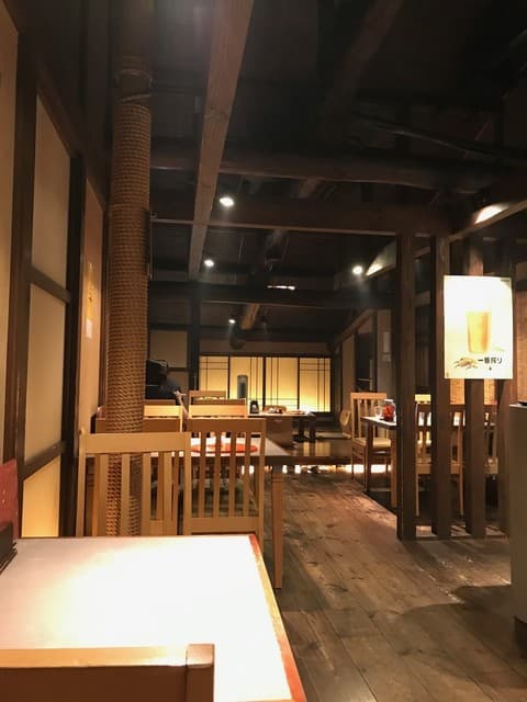 味彩 のと与 - 落ち着いた店内