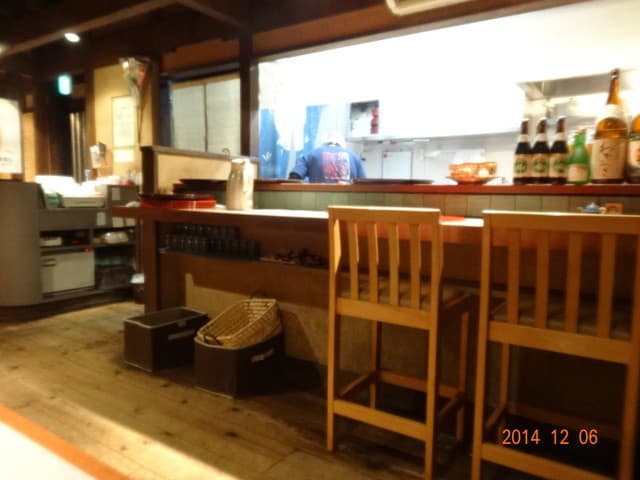 味彩 のと与 - 店内です。この奥で鰻を焼いています