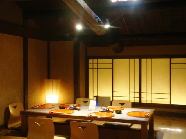 味彩 のと与 - 奥側には6名までのお座敷があります。