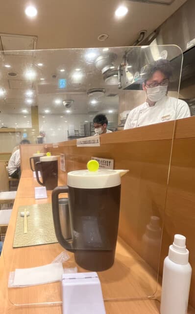 なにわ 麺次郎 - キレイな店内。スタッフさんのコックコートが皆さん見事に真っ白でした！