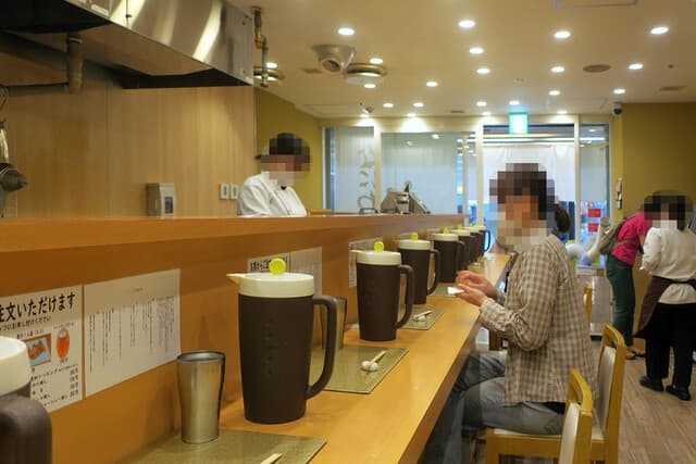 なにわ 麺次郎 - 店内はカウンターのみですが､
