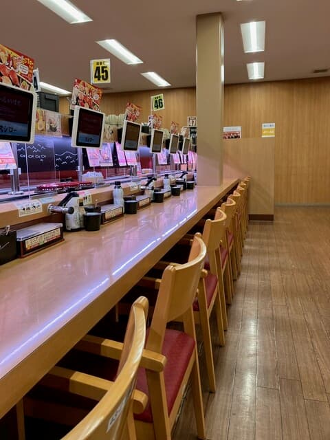 スシロー - 店内　※これだけ空いていて、カウンター席、端から詰めて、座らせるって、どうなん？(ひと席、空いてはいたけど)