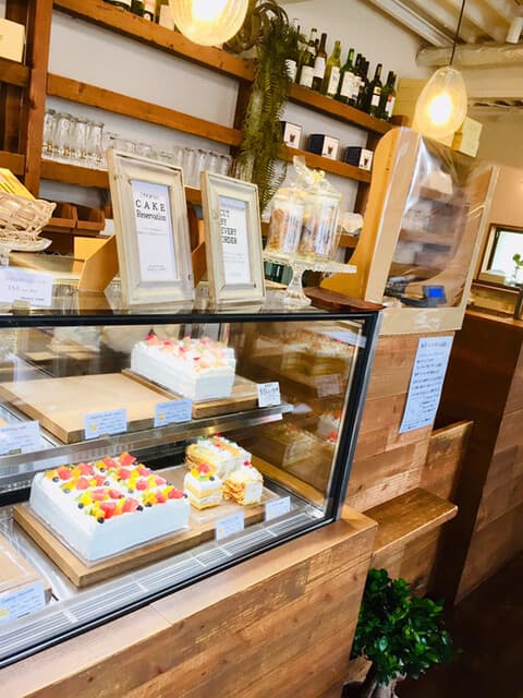 ケーキ パスタ&バール いすずカフェ - 入って目の前にすぐショーケース！