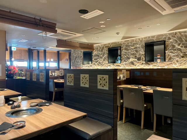 炭火焼肉 石垣庵 - 店内