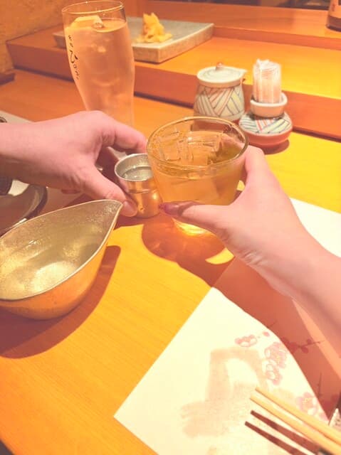 鮨処ひのき - 左 日本酒 右 梅酒ロック