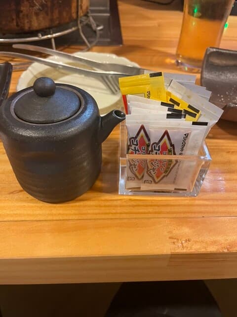 炭火焼肉 いち - 焼肉タレと調味料たち（コチュジャン、ニンニク塩、レモン汁）