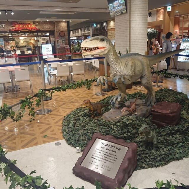 おひつごはん四六時中 - 店の前にいた恐竜