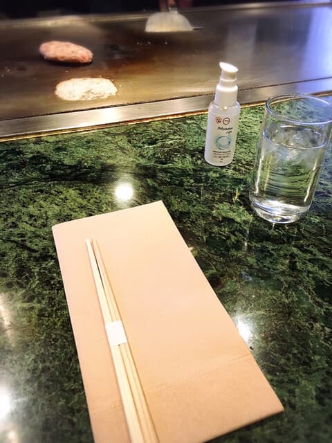 鉄板処 めぐろ - テーブルにもアルコールジェル