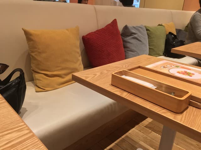 めん、色いろ。いつでも、おやつ。 - ソファ席にはクッションも