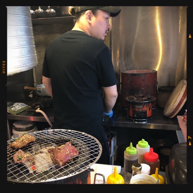 焼肉ホルモン濱牛 - トーク上手な店長！？